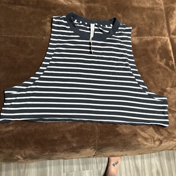Woman’s size 14 lululemon Black and White Striped Crop Top - Picture 3 of 12